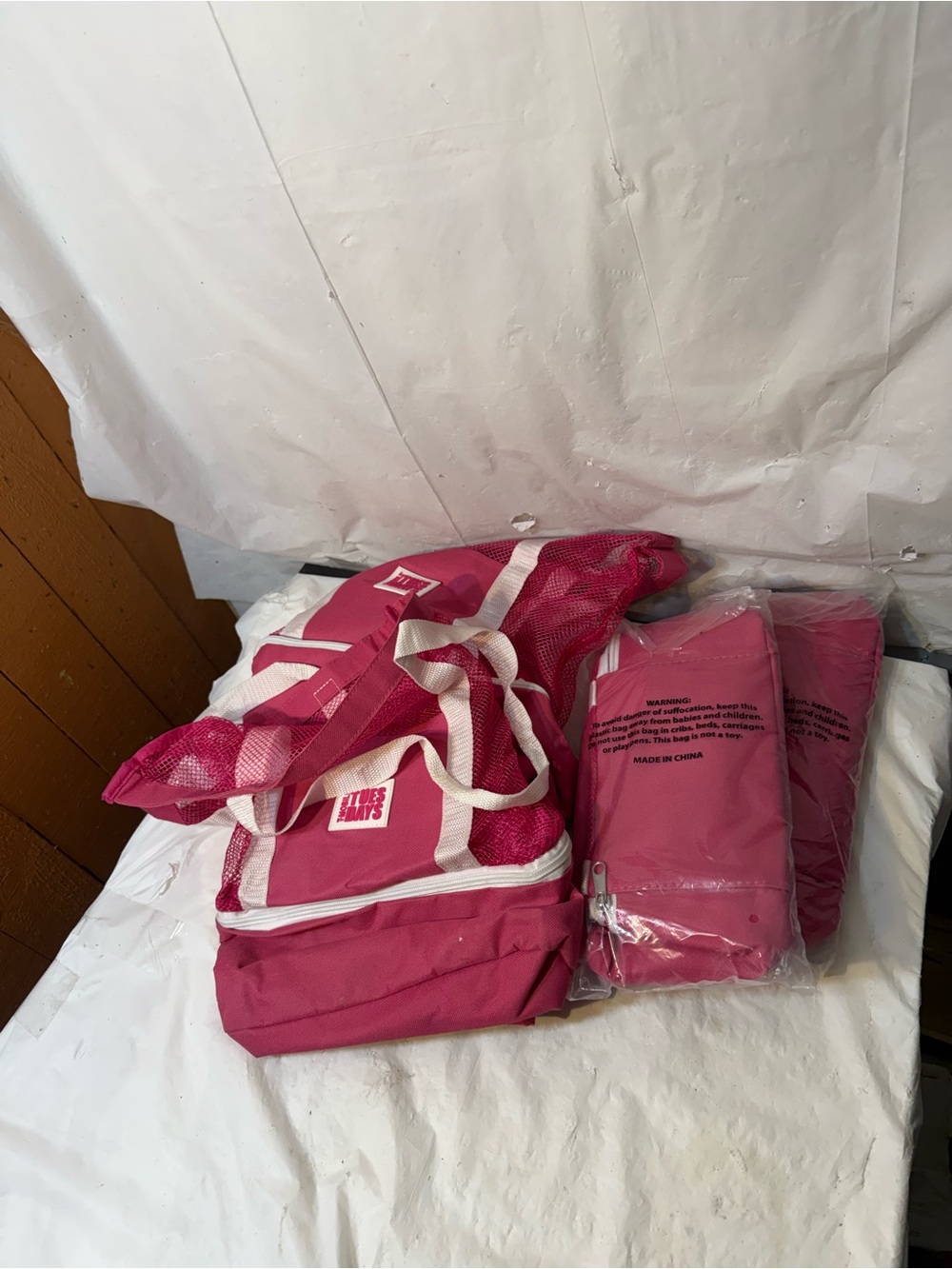 Lot of 4 T-Mobile Tuesdays Pink Mesh Beach Tote Bags Insulated Cooler Base